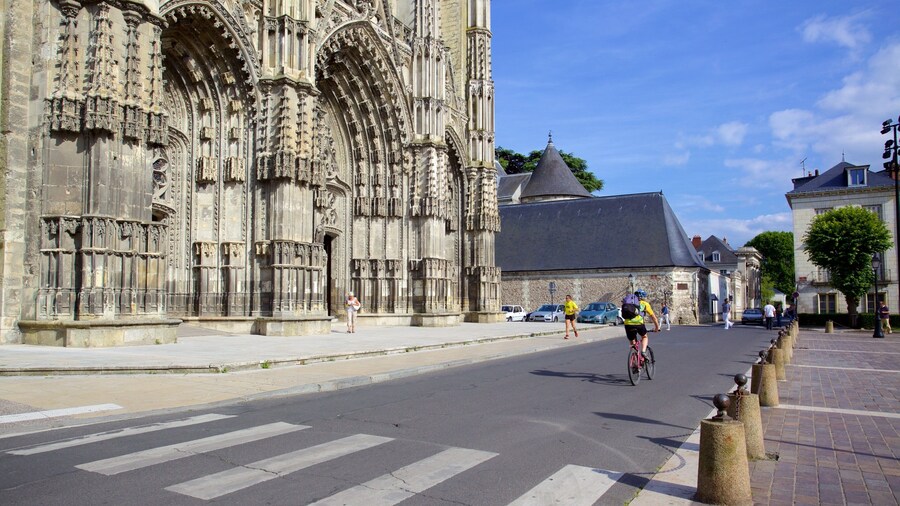Tours Cathedral featuring a church or cathedral, heritage architecture and heritage elements