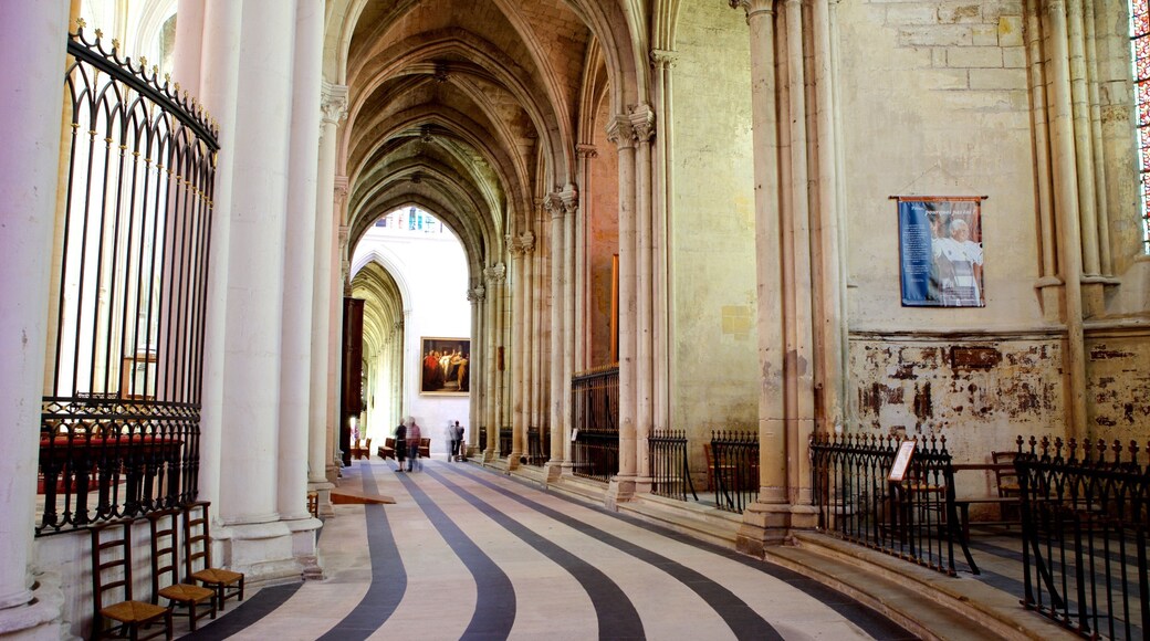 Catedral de Tours que incluye elementos del patrimonio, una iglesia o catedral y vistas interiores