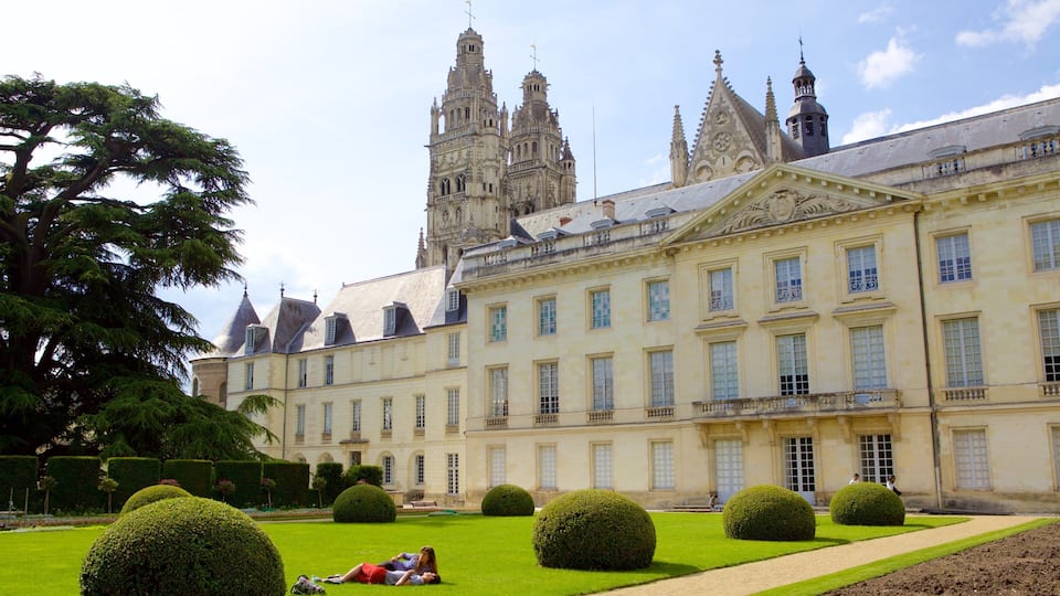 Musee des Beaux-Arts showing heritage elements, heritage architecture and a garden