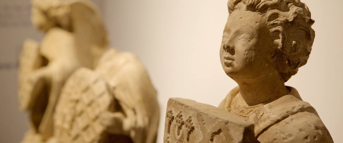 Musee des Beaux-Arts mostrando una estatua o escultura