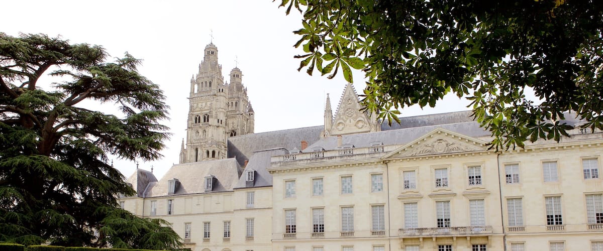 Musee des Beaux-Arts showing heritage architecture, heritage elements and a garden