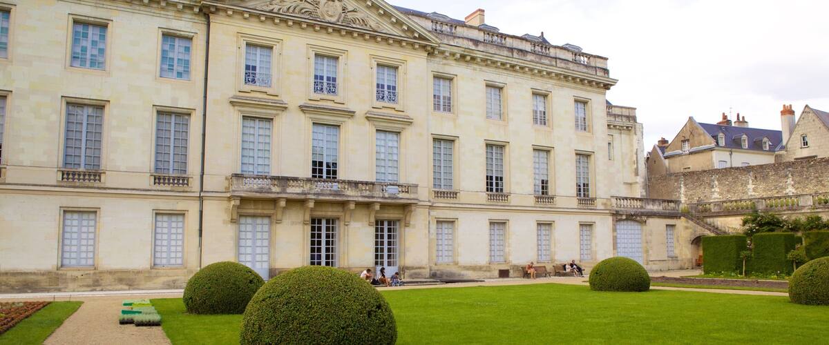 Musee des Beaux-Arts showing heritage architecture, heritage elements and a park