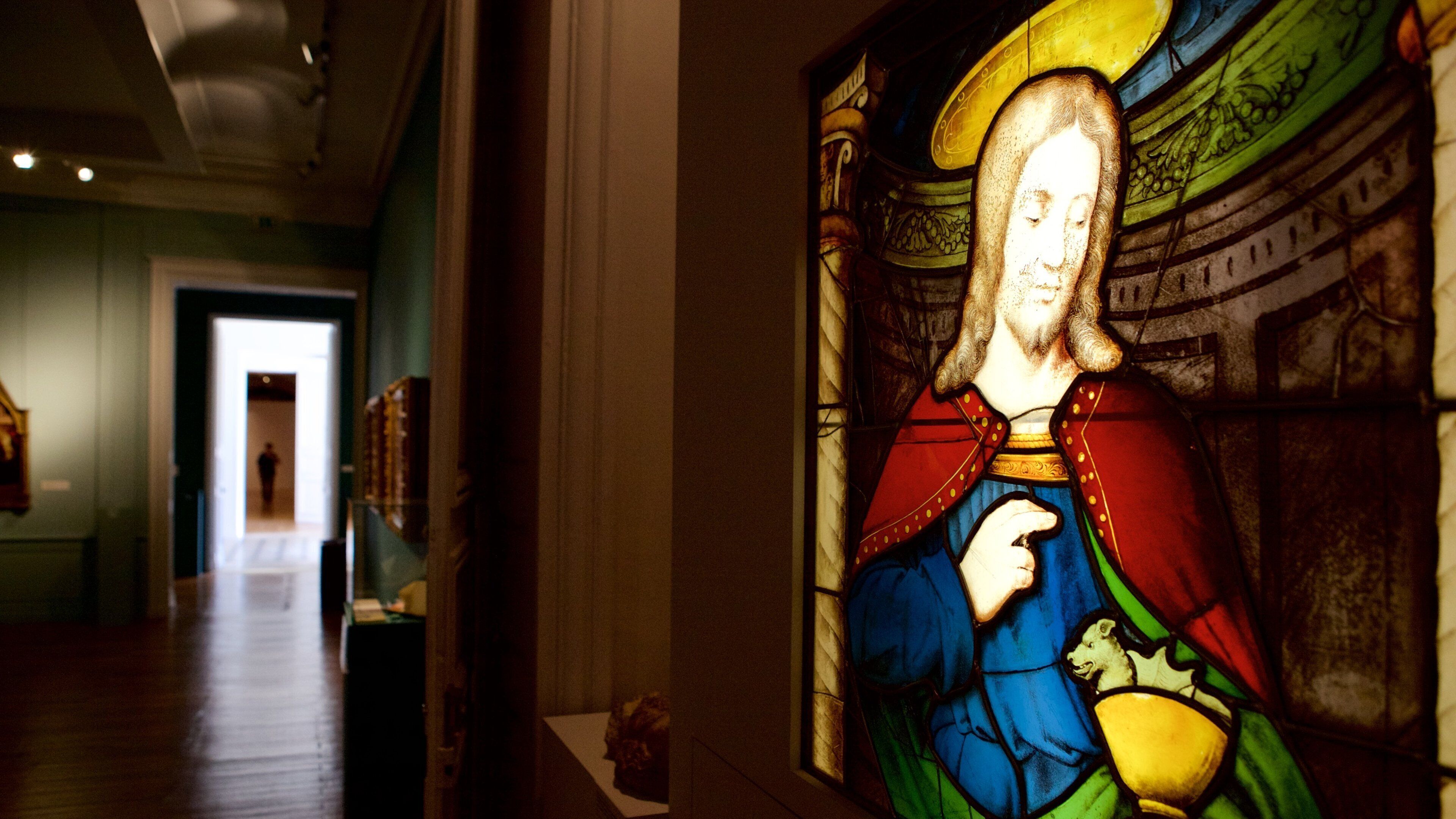 Musee des Beaux-Arts som inkluderar religiösa element och konst