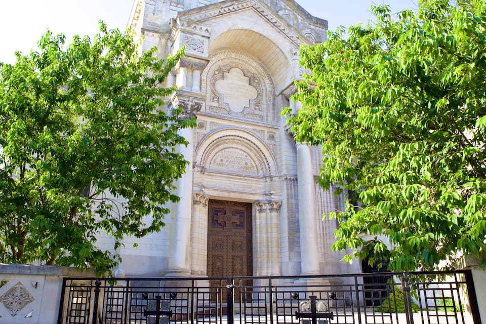 Une église historique, ornée de sculptures complexes en pierre et dotée d’une grande porte en bois.