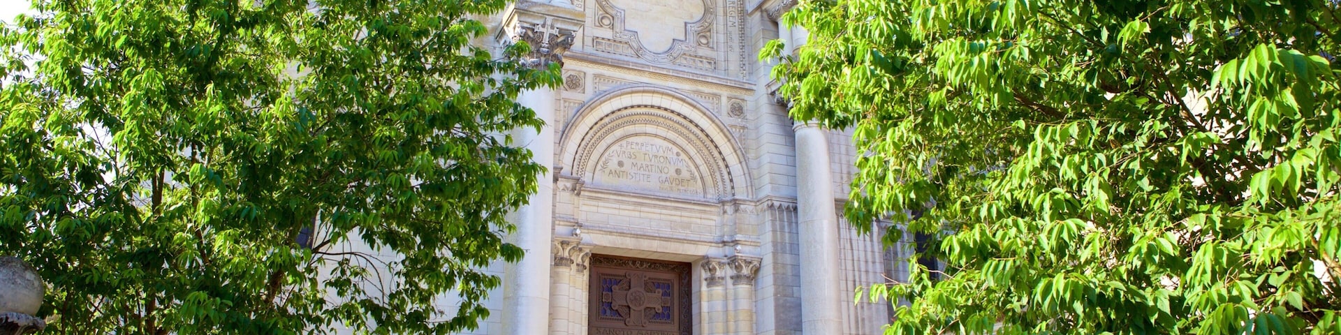 Basilique Saint-Martin montrant patrimoine historique et église ou cathédrale