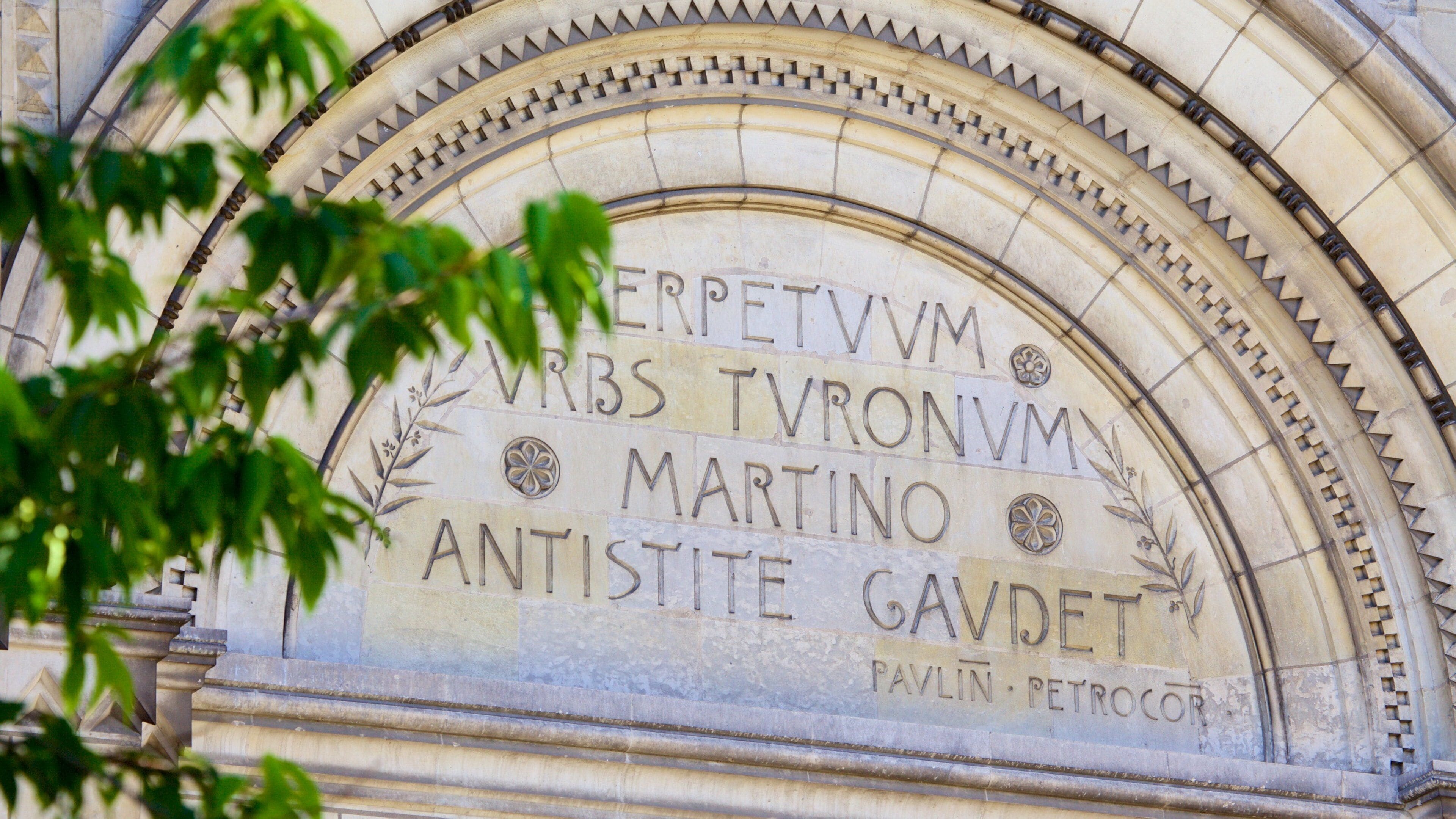 Basílica de Saint Martin mostrando elementos del patrimonio y señalización
