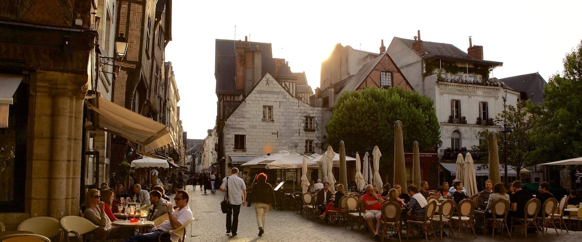 Place Plumereau ofreciendo comer al aire libre, escenas urbanas y estilo de vida de café