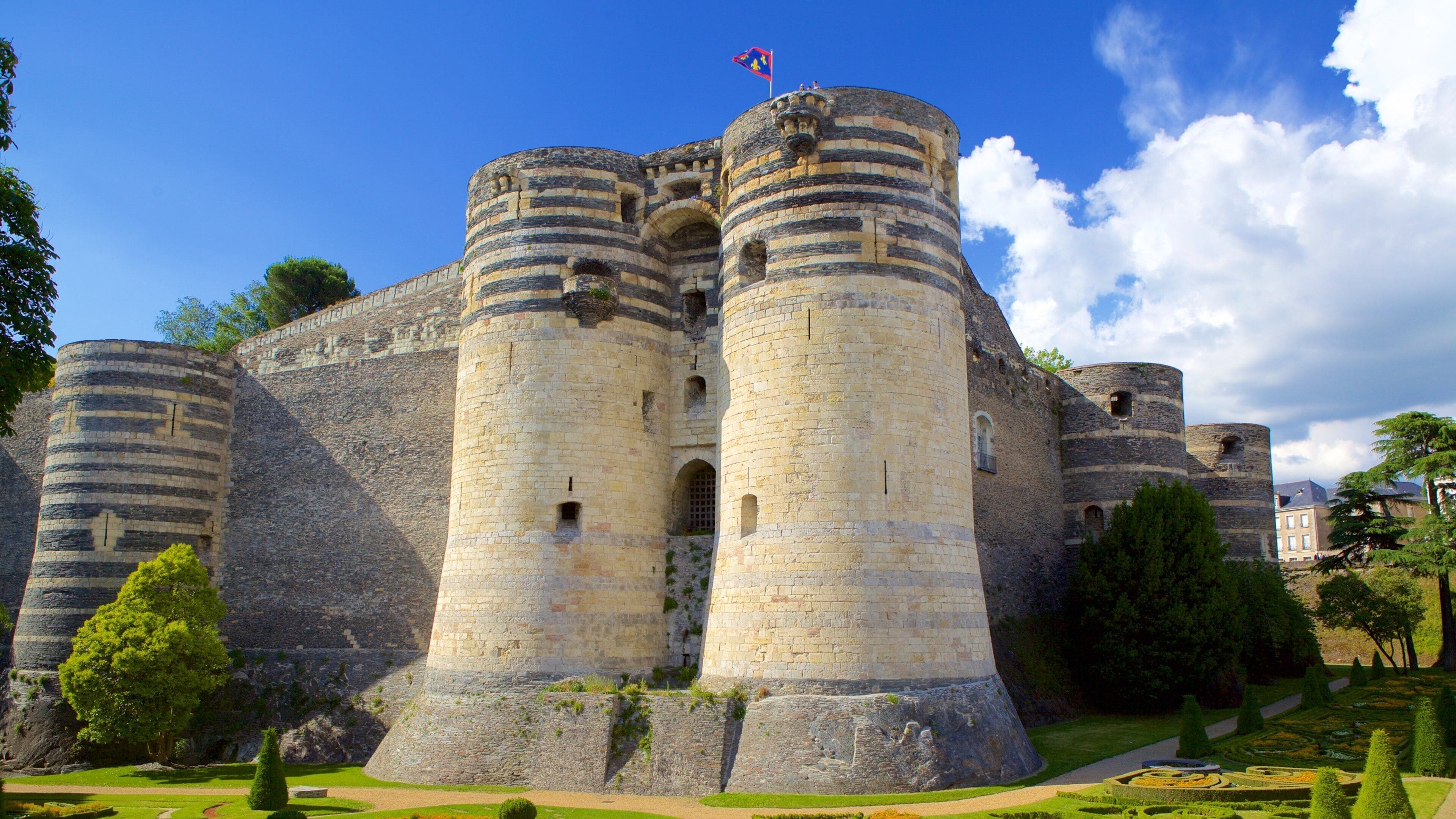 Château d\'Angers mettant en vedette patrimoine historique et parc