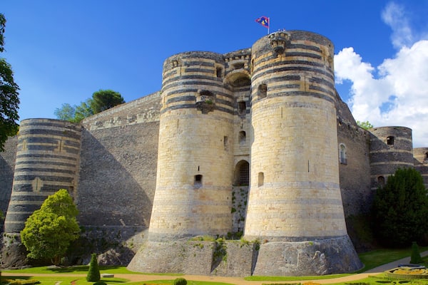 ChĂąteau d\'Angers mettant en vedette patrimoine historique et parc
