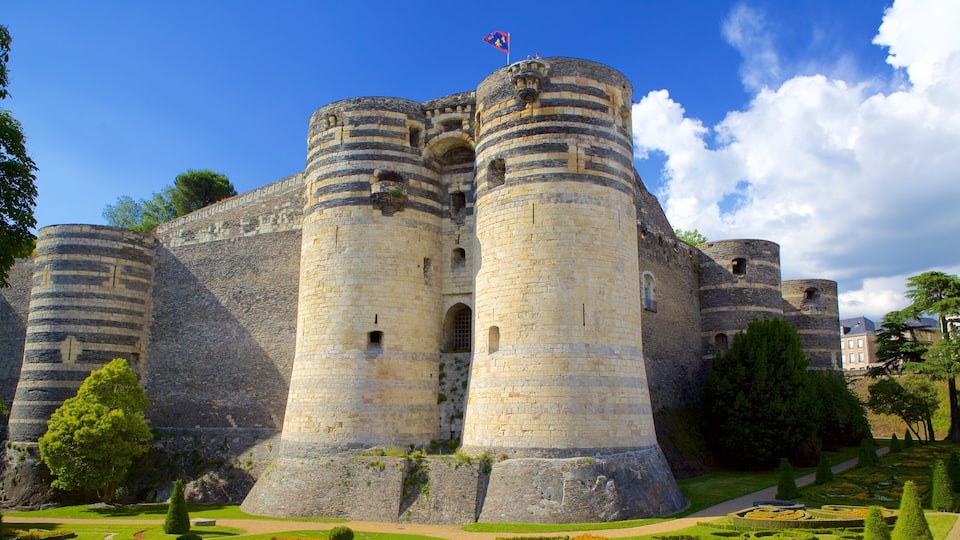 Un castillo histórico con múltiples torres y una bandera.