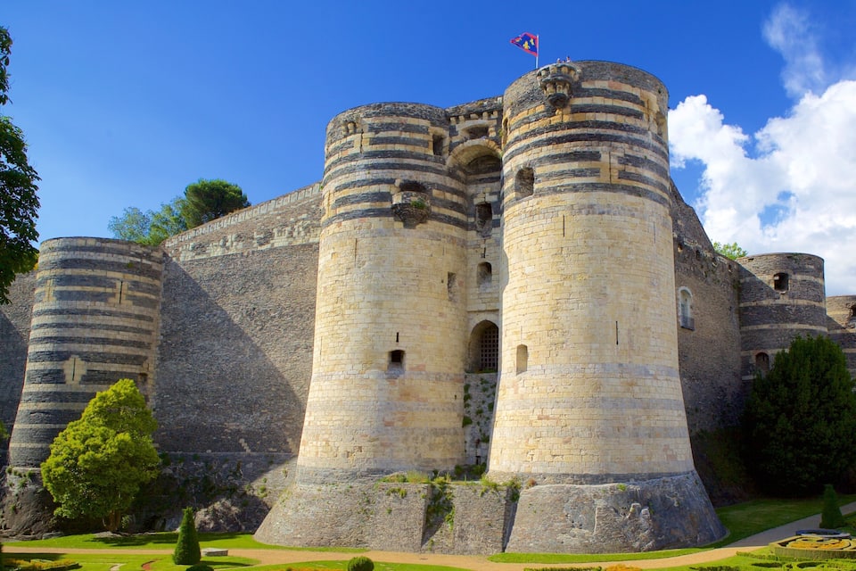 Un castillo histórico con múltiples torres y una bandera.