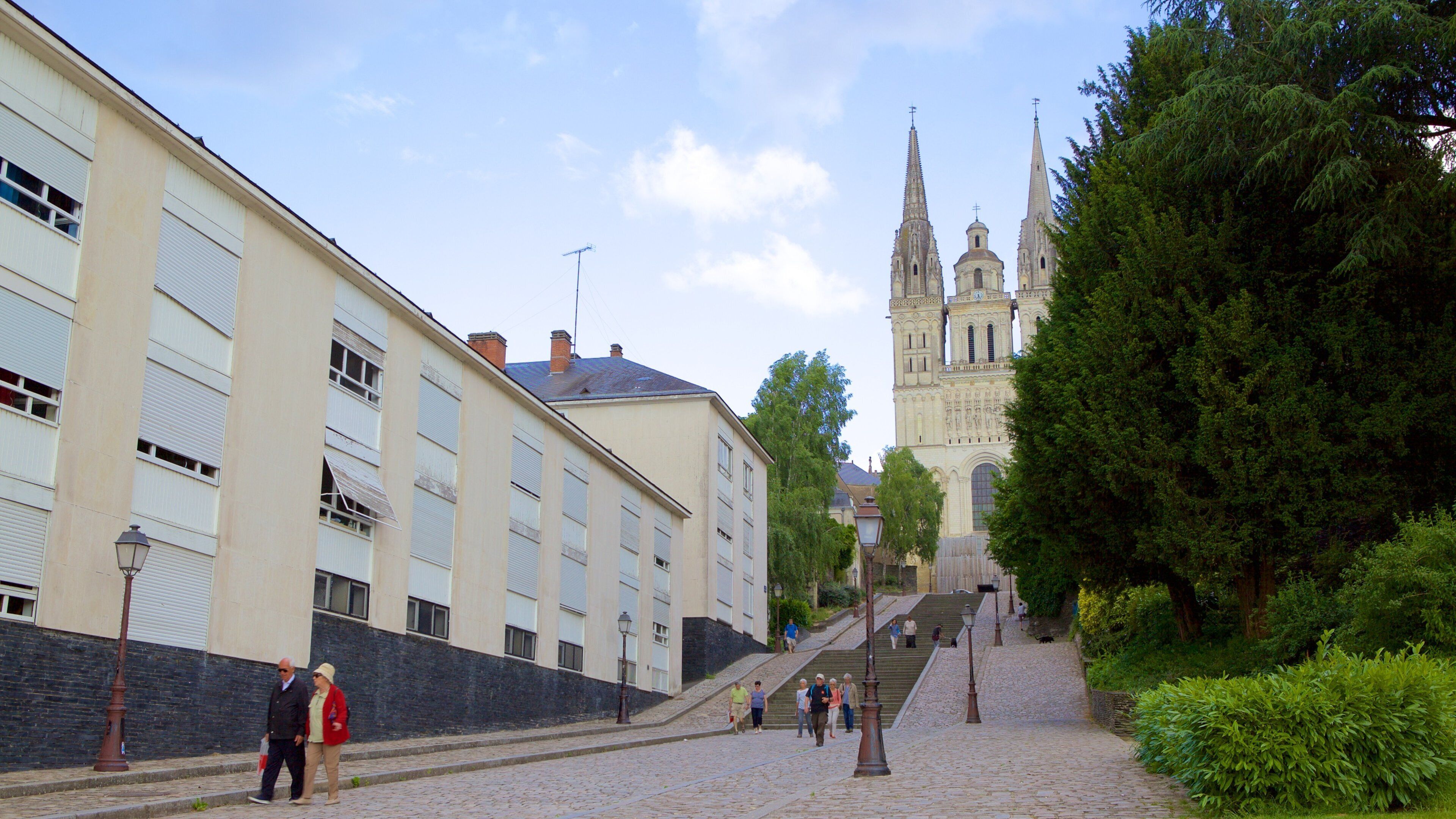 Cathédrale d\'Angers qui includes église ou cathédrale et scènes de rue