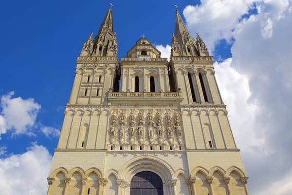 Cathédrale d\'Angers mettant en vedette église ou cathédrale, patrimoine historique et patrimoine architectural