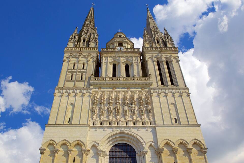 Une vaste cathédrale dotée de deux hautes flèches et de sculptures complexes.