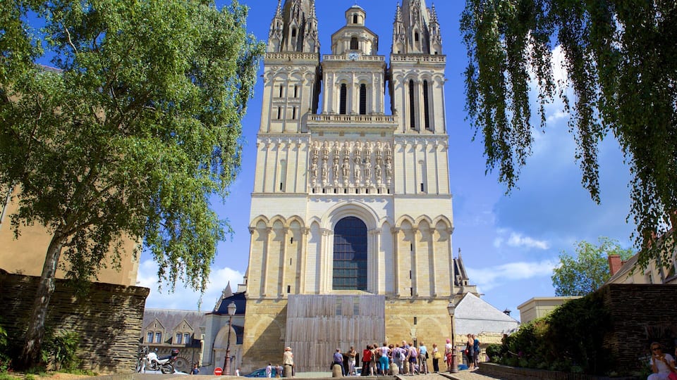 Angers-katedralen som omfatter en kirke eller en katedral og kulturarvsgenstande