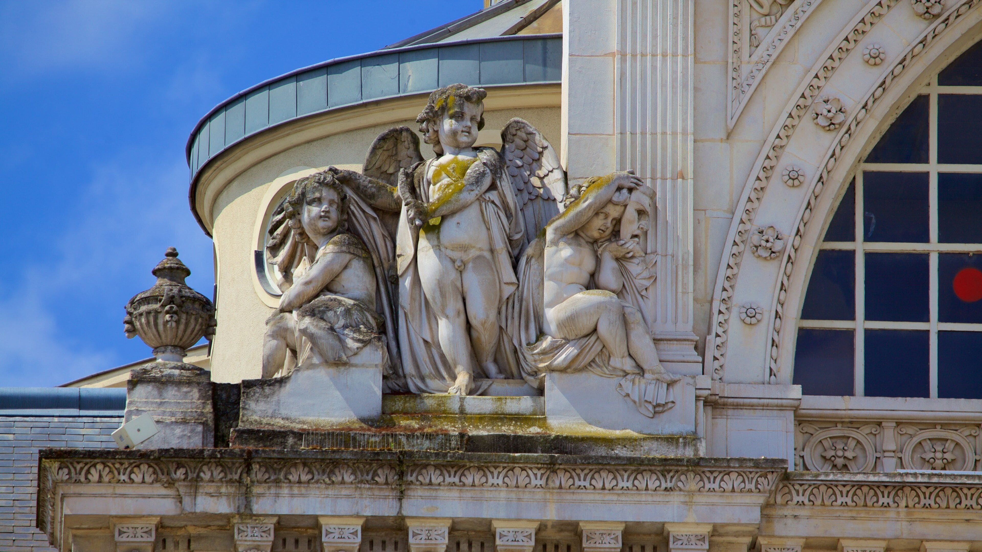 Place du Ralliement showing heritage elements and a statue or sculpture