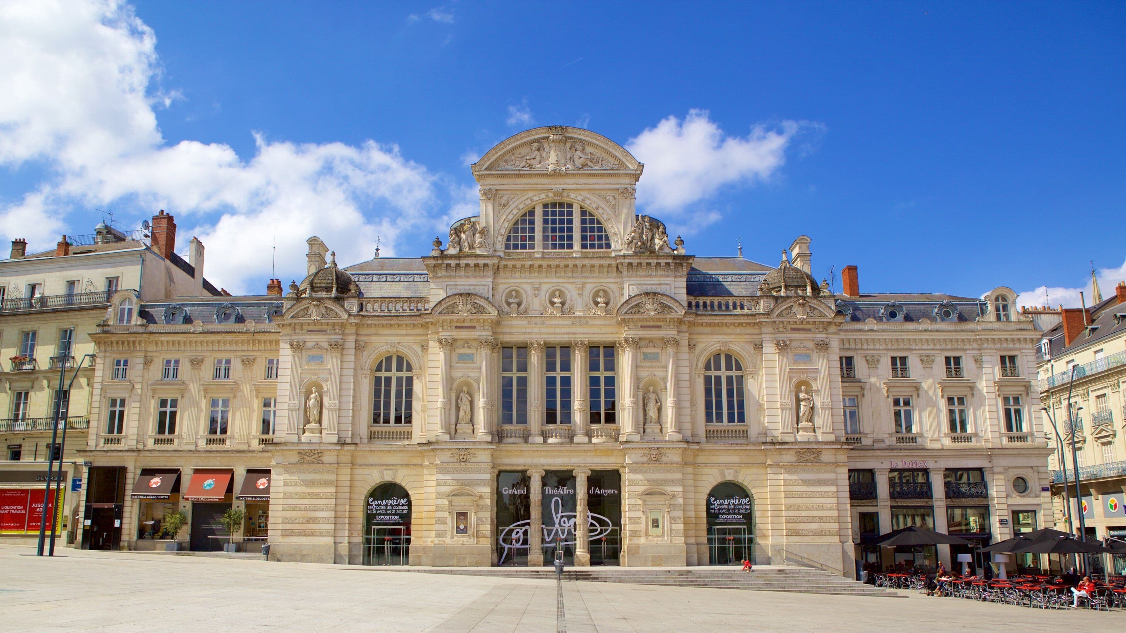 Place du Ralliement which includes theater scenes, heritage elements and heritage architecture