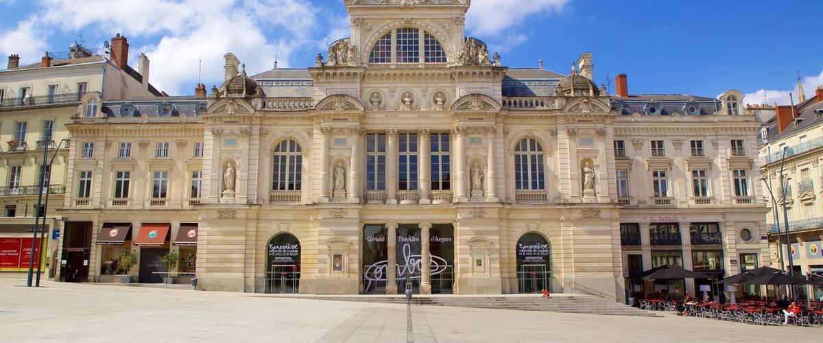 Place du Ralliement mostrando arquitectura patrimonial, escenas de teatro y elementos patrimoniales