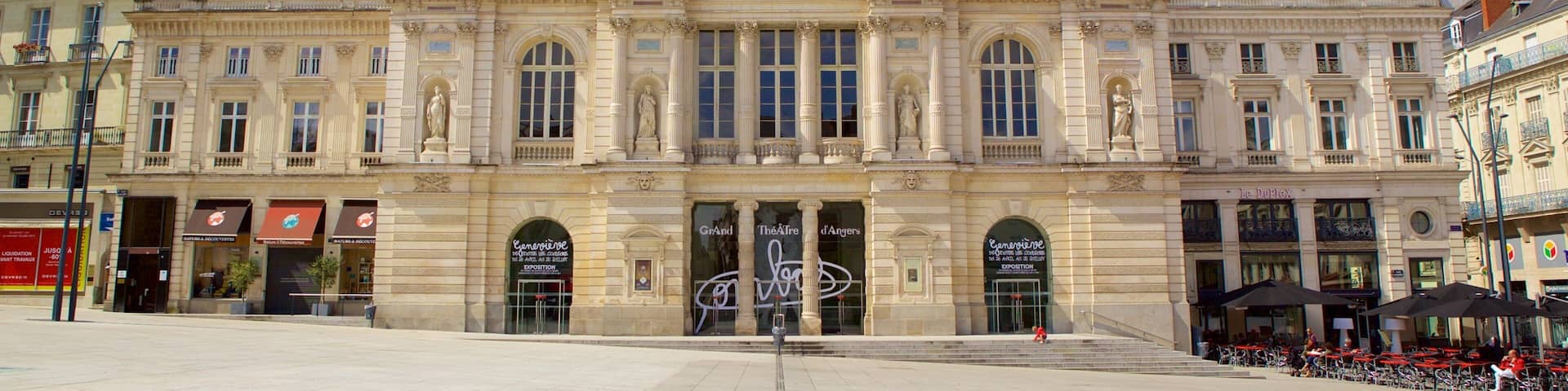 Place du Ralliement das einen historische Architektur, Geschichtliches und Theater