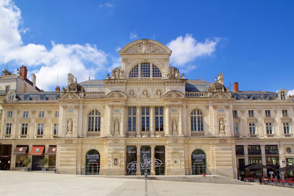 Un bâtiment historique à l’architecture classique, doté de grandes fenêtres et de statues.