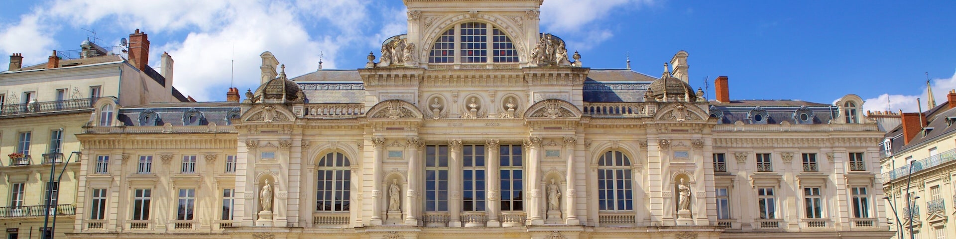 Place du Ralliement which includes theater scenes, heritage elements and heritage architecture