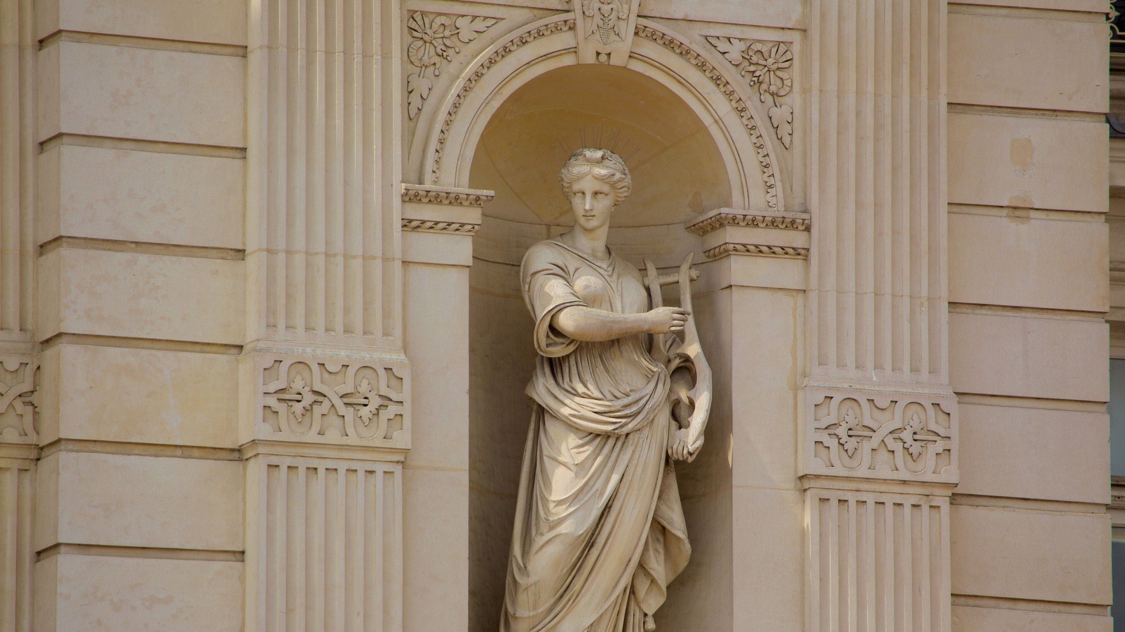 Place du Ralliement showing heritage elements and a statue or sculpture