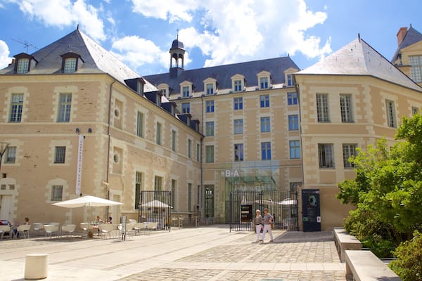 Un bâtiment historique doté d’une cour, d’une terrasse et d’une enseigne indiquant « Les Enfants Gai ».