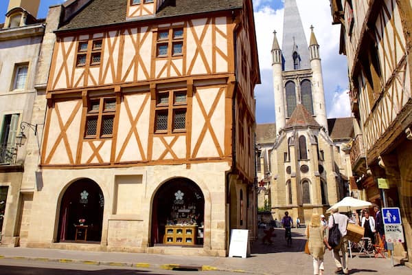 Église Notre Dame montrant maison et scènes de rue