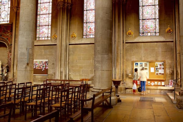Iglesia de Notre Dame que incluye una iglesia o catedral, vistas de interior y elementos patrimoniales