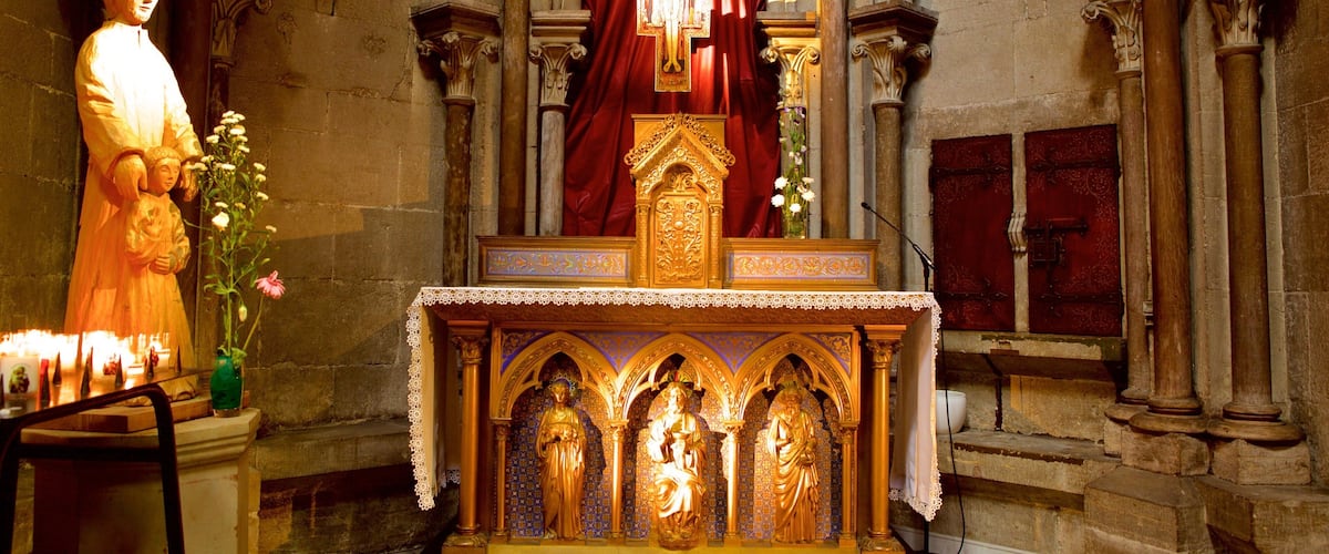 Church of Notre Dame showing religious elements