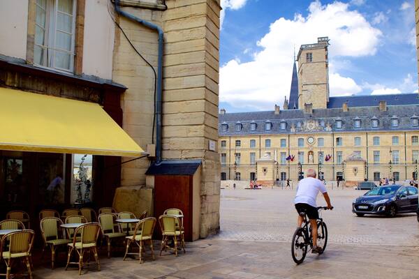 Vapaudenaukio featuring kahvilaelÀmÀ sekÀ yksi mies