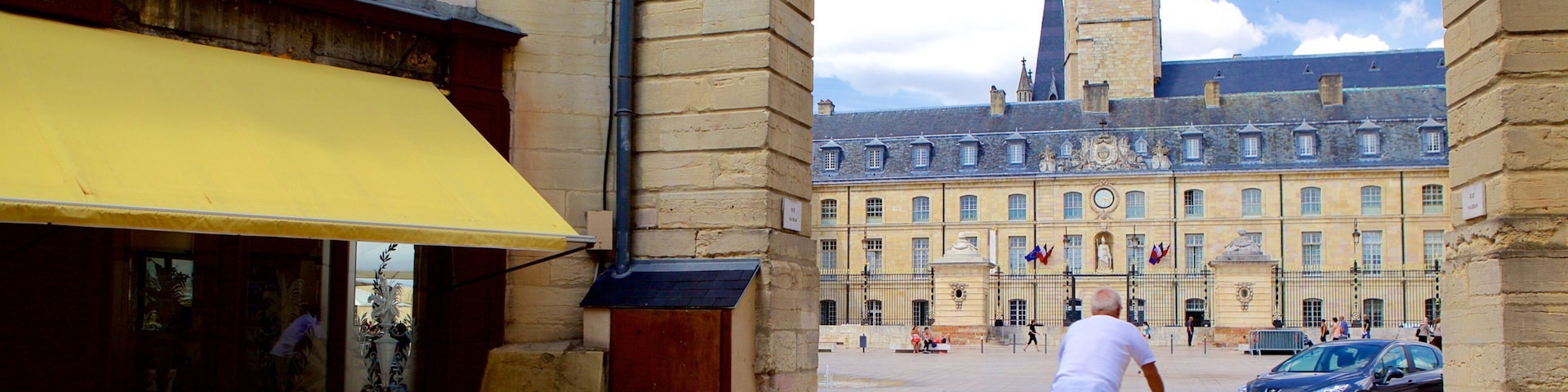 Liberation Square que inclui cenas de cafeteria assim como um homem sozinho