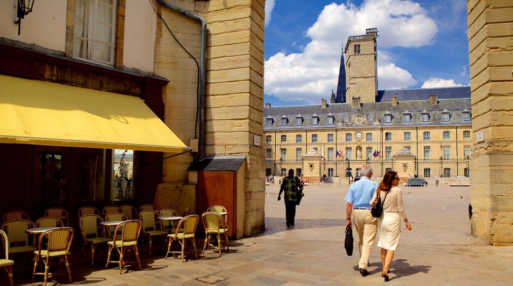 Liberation Square som inkluderer kaféstil i tillegg til par