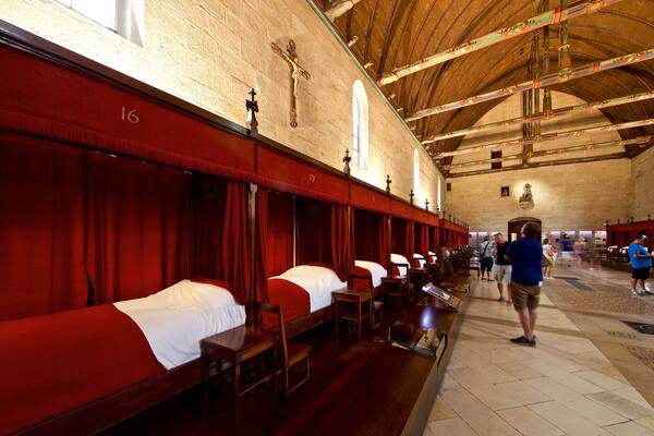 HÎtel Dieu mettant en vedette patrimoine historique et vues intérieures aussi bien que petit groupe de personnes