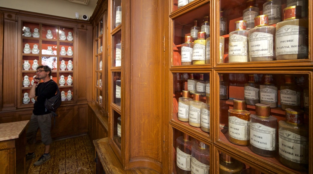 Hotel Dieu mostrando vistas de interior y también un hombre