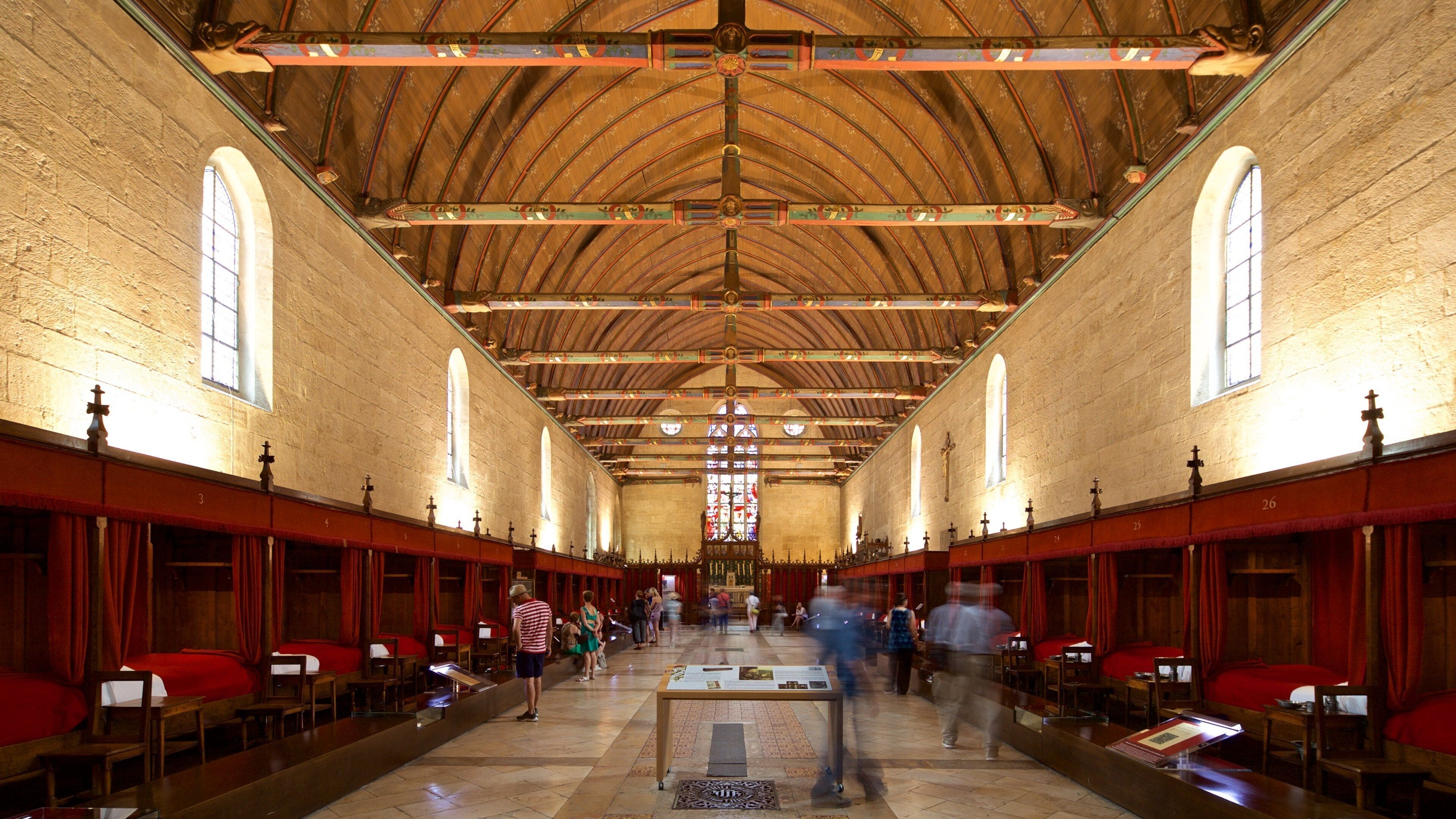 Hotel Dieu ซึ่งรวมถึง การตกแต่งภายใน และ มรดกวัฒนธรรม ตลอดจน คนกลุ่มเล็ก