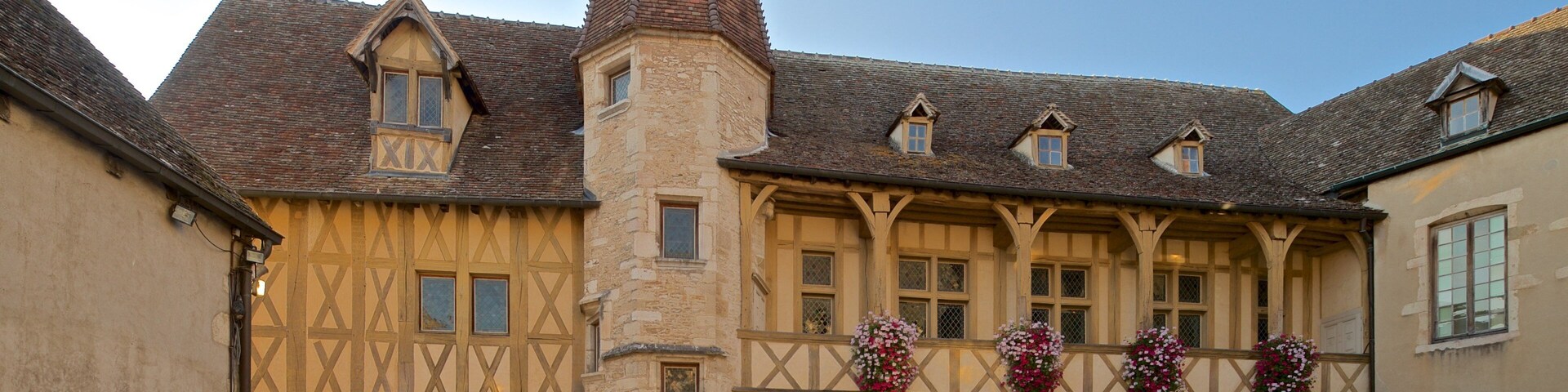 Burgundisches Weinmuseum mit einem Blumen und historische Architektur