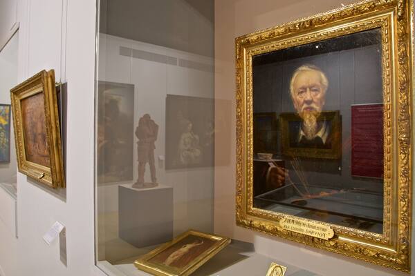 Musée des Beaux-arts mettant en vedette art et vues intérieures