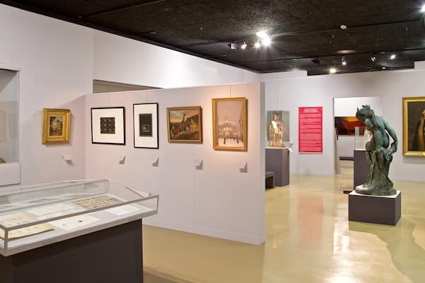 Musée des Beaux-arts qui includes vues intérieures et art