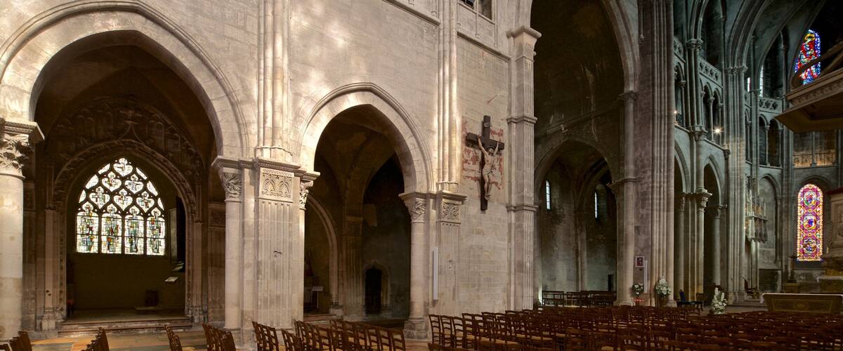 샬롱 성당 을 보여주는 교회 또는 성당, 실내 전경 과 문화유산 요소