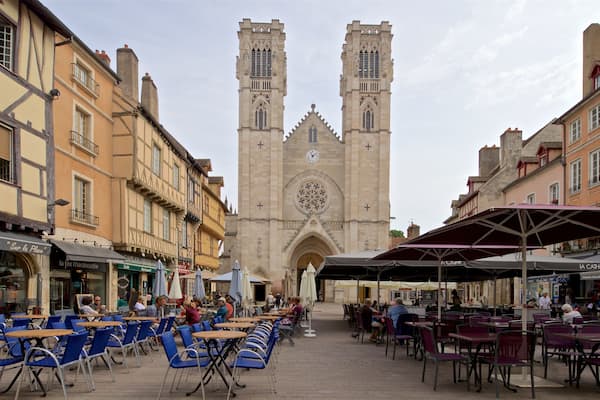 Cathédrale de Chalon mettant en vedette sortie au restaurant, ville et patrimoine architectural