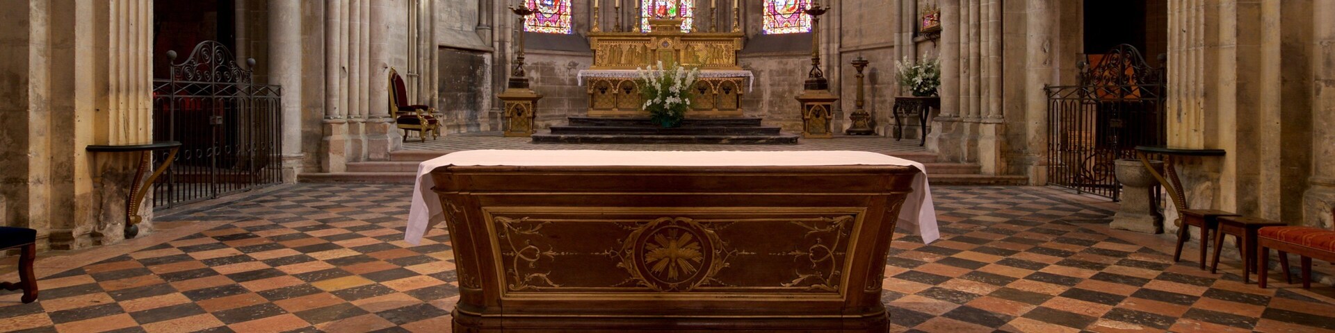 Cathédrale Saint-Vincent mit einem Geschichtliches, Kirche oder Kathedrale und Innenansichten