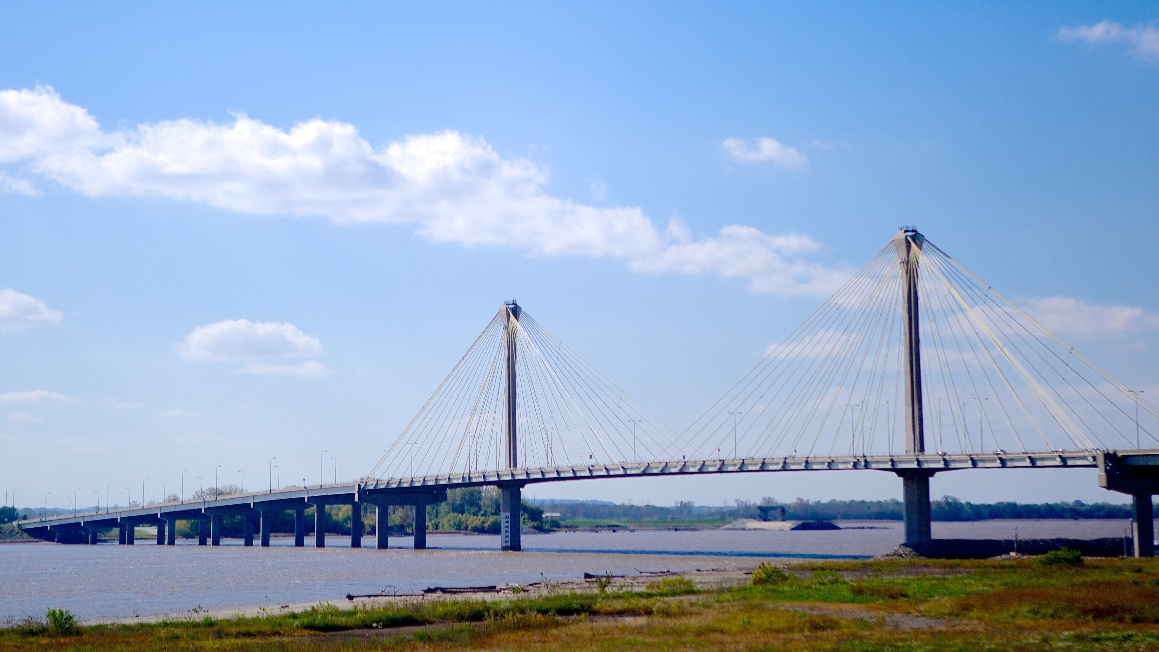 Alton mostrando un puente y un río o arroyo