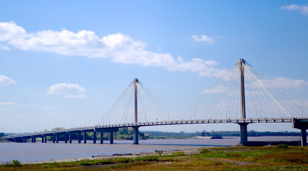 Alton mostrando un puente y un río o arroyo