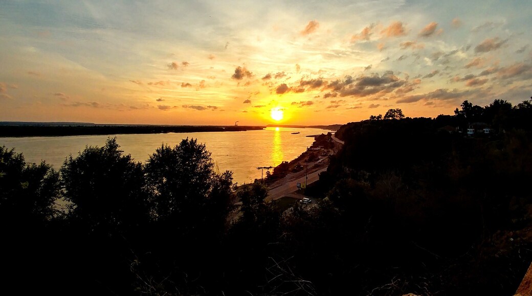 Sunset over the mighty Mississippi from Riverview Park in Alton, Illinois.
Added bonus - At the park's gazebo, sunset was accompanied by a band was playing Star Wars and other sci-fi and superhero theme songs.
