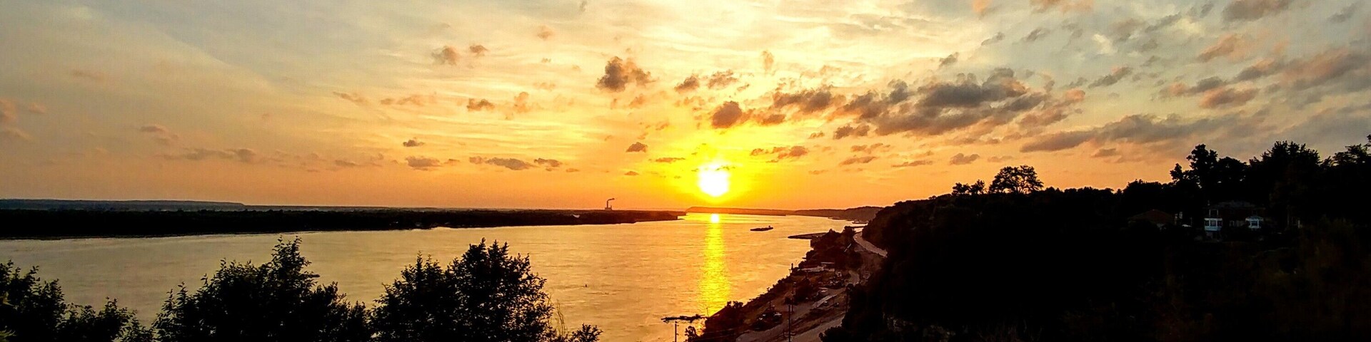 Sunset over the mighty Mississippi from Riverview Park in Alton, Illinois.
Added bonus - At the park's gazebo, sunset was accompanied by a band was playing Star Wars and other sci-fi and superhero theme songs.