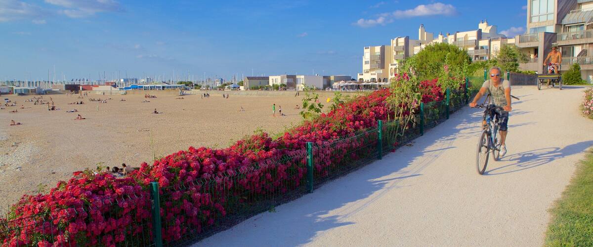 Plage des Minimes montrant fleurs et plage de sable aussi bien que homme