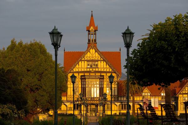 Government Gardens showing a sunset and heritage architecture