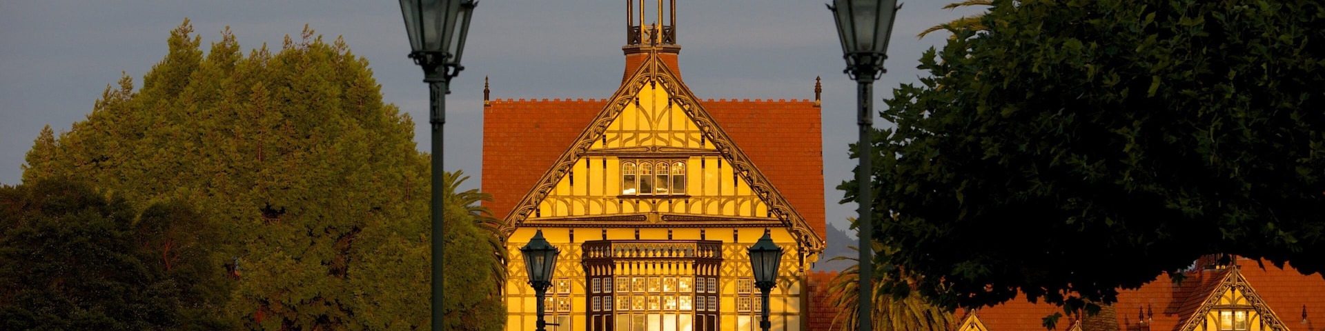 Government Gardens showing a sunset and heritage architecture