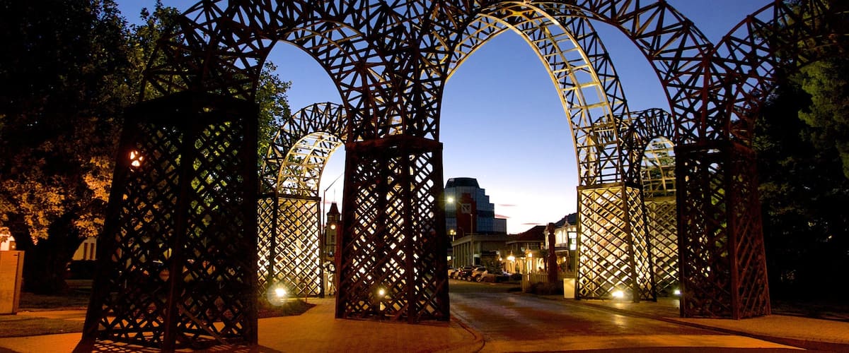 Government Gardens which includes night scenes and a garden